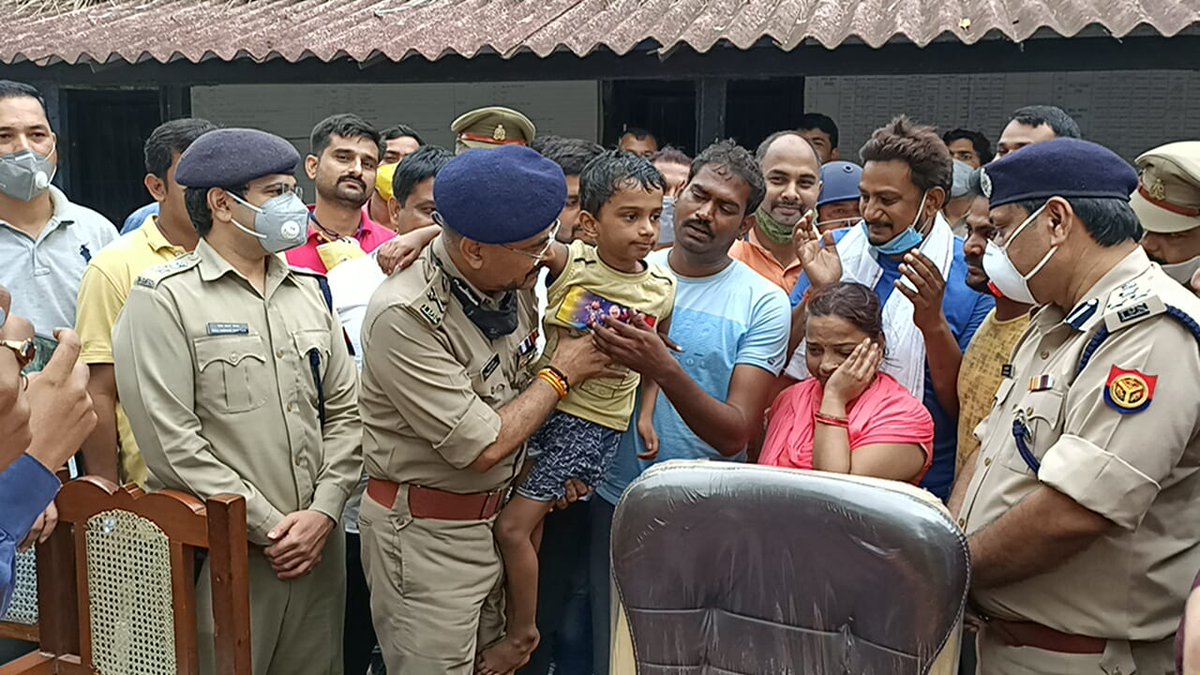 gondapolice's tweet photo. #SPGonda @NayyarRajkaran के निर्देशन में जनपदीय पुलिस व एसटीएफ की संयुक्त टीम द्वारा अपहृत बच्चा 18 घ��टे में सकुशल बरामद, पुलिस मुठभेड़ में एक महिला सहित पांच अभियुक्त गिरफ्तार @Uppolice @dgpup @adgzonegkr @digdevipatan @News18UP @bstvlive https://t.co/Dqy9EZpVe9