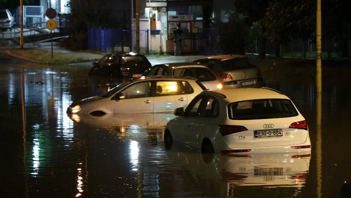 BalkantimesPR's tweet photo. Jako nevrijeme praćeno snažnim pljuskom i vjetrom pogodilo je u večernjim satima Tuzlu i izazvalo brojne probleme.
#jakonevrijeme #Polave #stanjenesreće #Tuzla https://t.co/J6VFvBnqqm https://t.co/Dms0OQAj3a