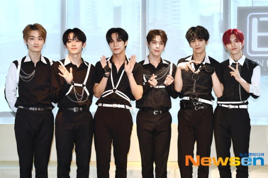 Kstyle_news's tweet photo. 【PHOTO】VERIVERY、ゲリラインタビューの公開収録に参加…笑顔でポーズ(動画あり)
https://t.co/qwXr3gIvVs
#VERIVERY #PLAYJ https://t.co/DGiaPtd0xa