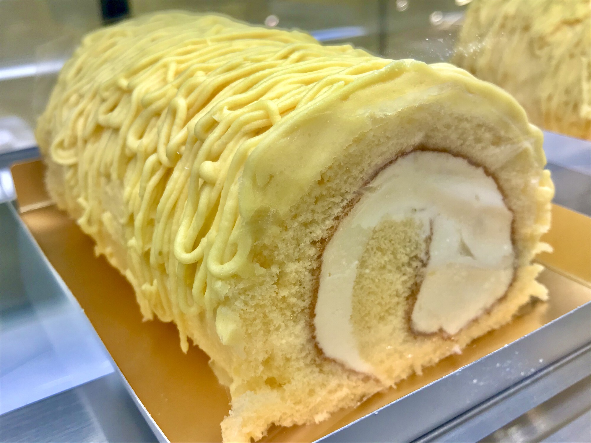 小田急百貨店 町田店 公式 マロンペーストたっぷりの 黄金のモンブランロール 1 1円 税込 が並ぶのは 地下1階 食品催事場に7 28 火 まで出店中の ロリアン洋菓子店 ふんわりと焼き上げたスポンジに 生クリーム 小田急百貨店 町田店 公式 マロンペーストたっぷりの 黄金のモンブランロール 1 1円 税込 が並ぶのは 地下1階 食品催事場に7 28 火 まで出店中の ロリアン洋菓子店 ふんわりと焼き上げたスポンジに 生クリーム