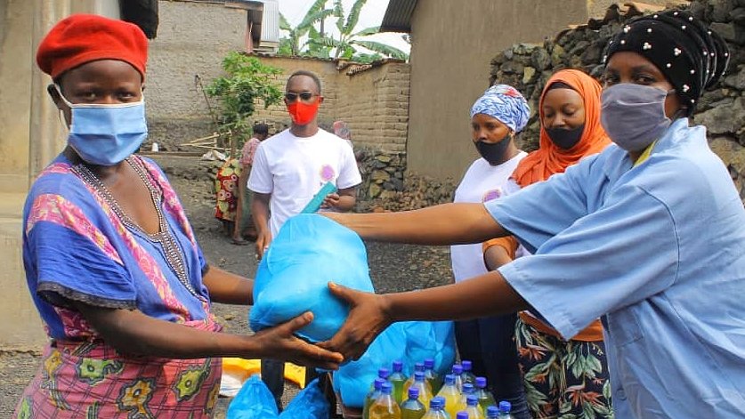 ChildbirthSI's tweet photo. #CSIRwanda distributed #food to 40 families supporting 200+ people in three communities in Gisenyi #Rwanda. "When #mothers #women are supported, children & families thrive, even in the midst of a #globalpandemic" ~ @ChildbirthSI. #maternalhealth #foodsecurity #CSIImpactingLives https://t.co/DQ6TsKEayG