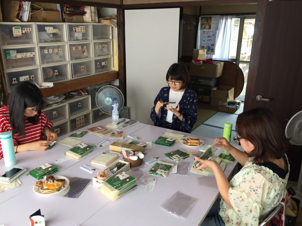 access_FT's tweet photo. 〚私の好きな検品作業〛

こんにちは！ボランティアのみことです
私は、時々グリーティングカードの検品に参加します。
いつもカードを眺めながら、ナチュラルな素材で可愛らしい色合い、細かな飾りにいつもきゅんとしています。
カードを通して沢山の人にハッピーが届いたらいいなと思います🌷 https://t.co/CGftlqU3Kc