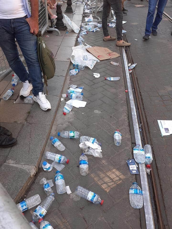 Takoo00ooX's tweet photo. ayasofyadaki cuma namazı sonrası sultanahmet civarıymış... temizlik imandan gelemedi https://t.co/JfjkCvfMJo