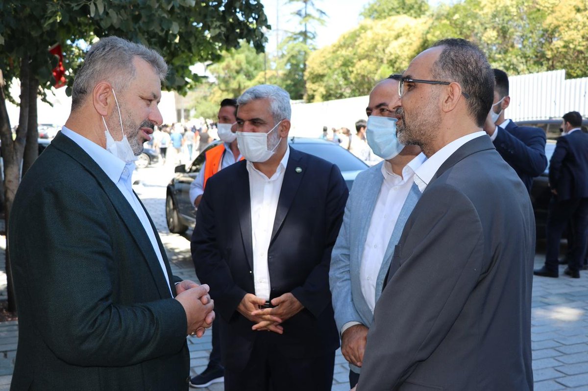 HurDavaPartisi's tweet photo. 86 yıl aradan sonra kılınan cuma namazıyla birlikte yeniden ibadete açılan #AyasofyaCamii'nde cuma namazını eda eden Genel Başkanımız Sayın İshak Sağlam, namaz sonrası önemli açıklamalarda bulundu. #HÜDAPAR 
https://t.co/acnmQUpUl0 https://t.co/g79zWcISOL