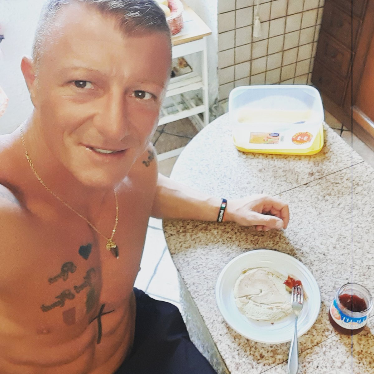 CarabellaSimone's tweet photo. #SIAMOQUELLOCHEMANGIAMO
Buon giorno!!
Inizio la giornata con un pancake di chiare d'uovo e farina d'avena, poca marmellata zucchero e un caffè.
#NONCISONOSCUSE.
#PERSONALTRAINER🇮🇹
#MENTALCOACH🇮🇹
#METODOCARABELLA🇮🇹 https://t.co/QXcqEY5RBW