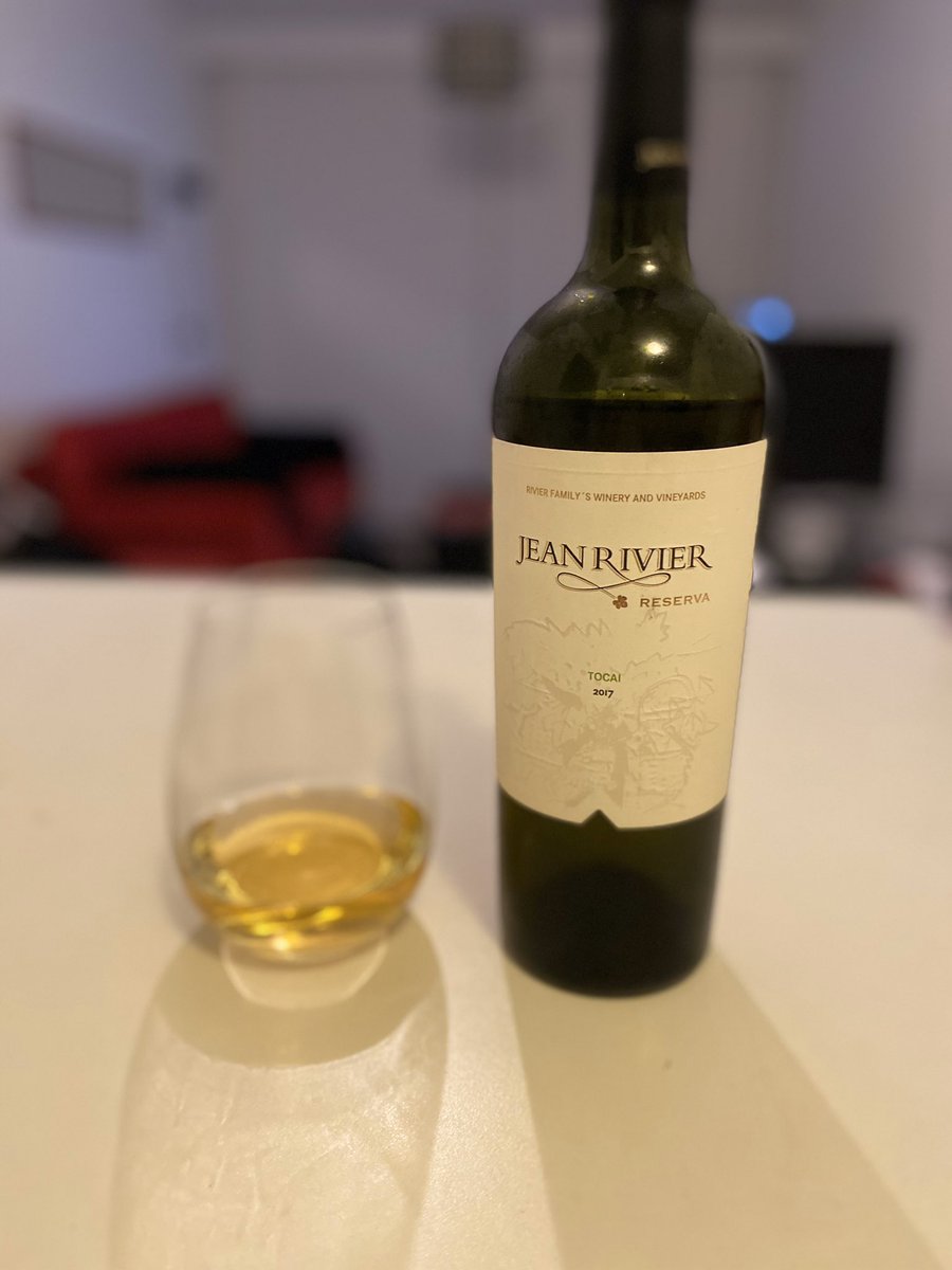 LaPeke1402's tweet photo. #Tocai #vino noche de viernes... hermoso vino... notas de vainilla, manzana y ananá... distinto y tan ricoooo https://t.co/VGnyVWEjON
