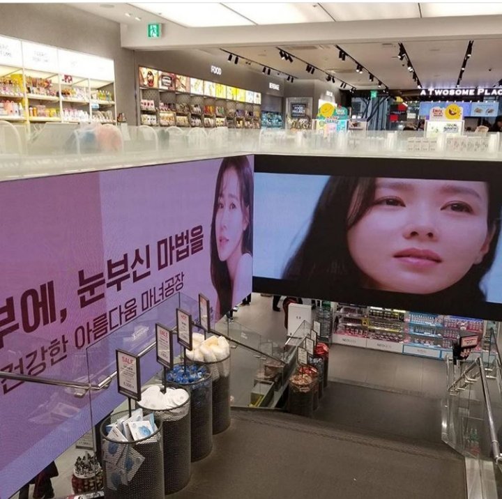 From airport to malls to bus stop to along the streets, you can see Son Ye Jin   #SonYeJin