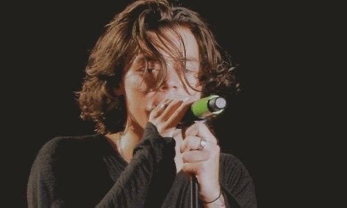 my favorite live videos of harry with prince hair; a thread.