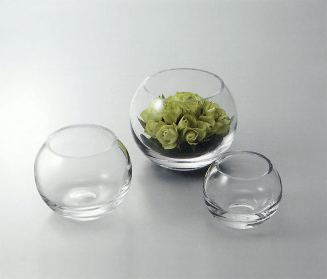 ケイシン株式会社 店舗内検索ワード ガラス 丸型 洗練されたゆとりのフォルムが優しい花空間を演出するガラス花器 です 触れたくなるような角のない優美なラインが特徴です 透明 クリアなガラスは 美しい花姿を涼しげで軽やかに見せてくれます