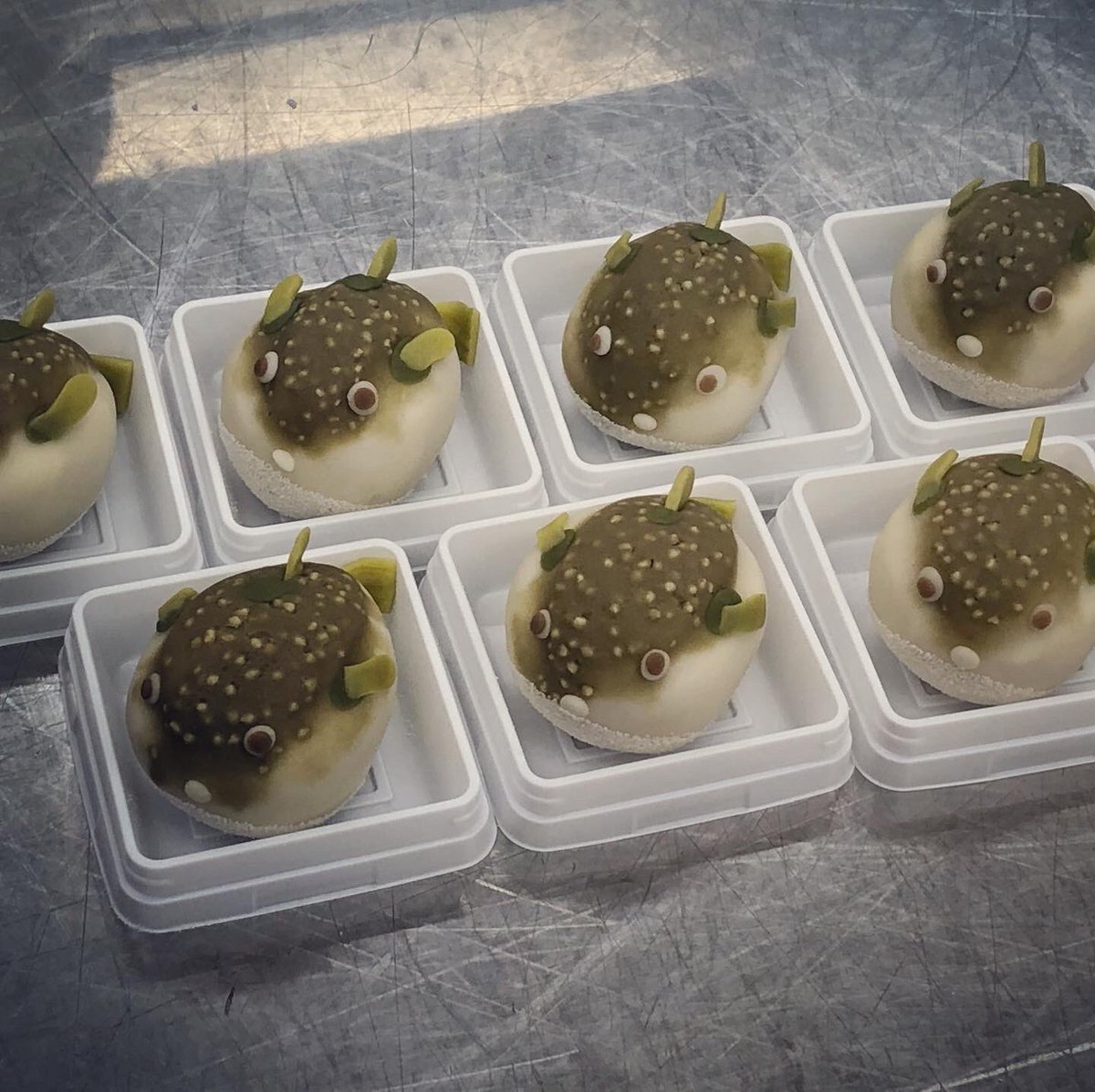 黒和 和菓子處 吉祥庵 湘デコ 釣り仲間から依頼が来て 練り切りのクサフグが群れで襲来しました ヤバいぞ 仕掛けのハリス全部切られちゃう あ 無毒フグですからね そこ大事