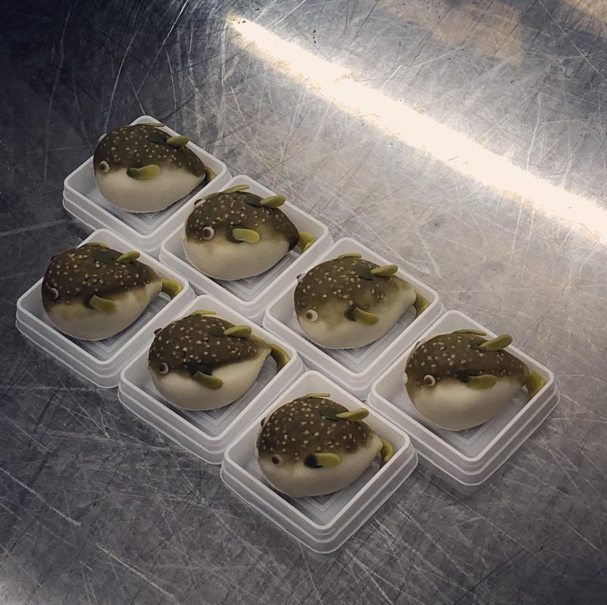 黒和 和菓子處 吉祥庵 湘デコ 釣り仲間から依頼が来て 練り切りのクサフグが群れで襲来しました ヤバいぞ 仕掛けのハリス全部切られちゃう あ 無毒フグですからね そこ大事