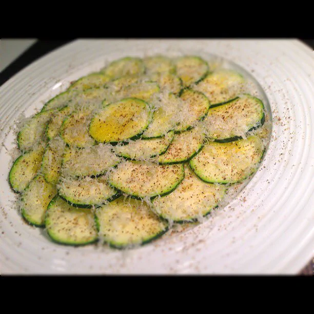 こんな食べ方もあり？！ズッキーニは生のまま薄切りにして食べても美味しい！