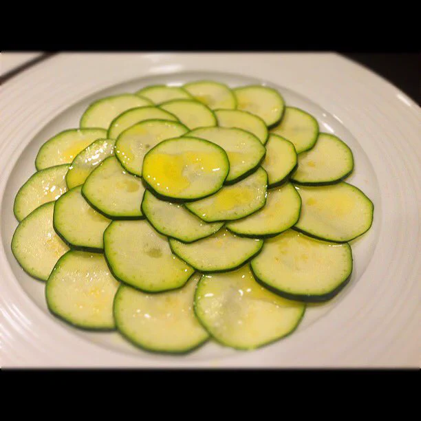 こんな食べ方もあり？！ズッキーニは生のまま薄切りにして食べても美味しい！