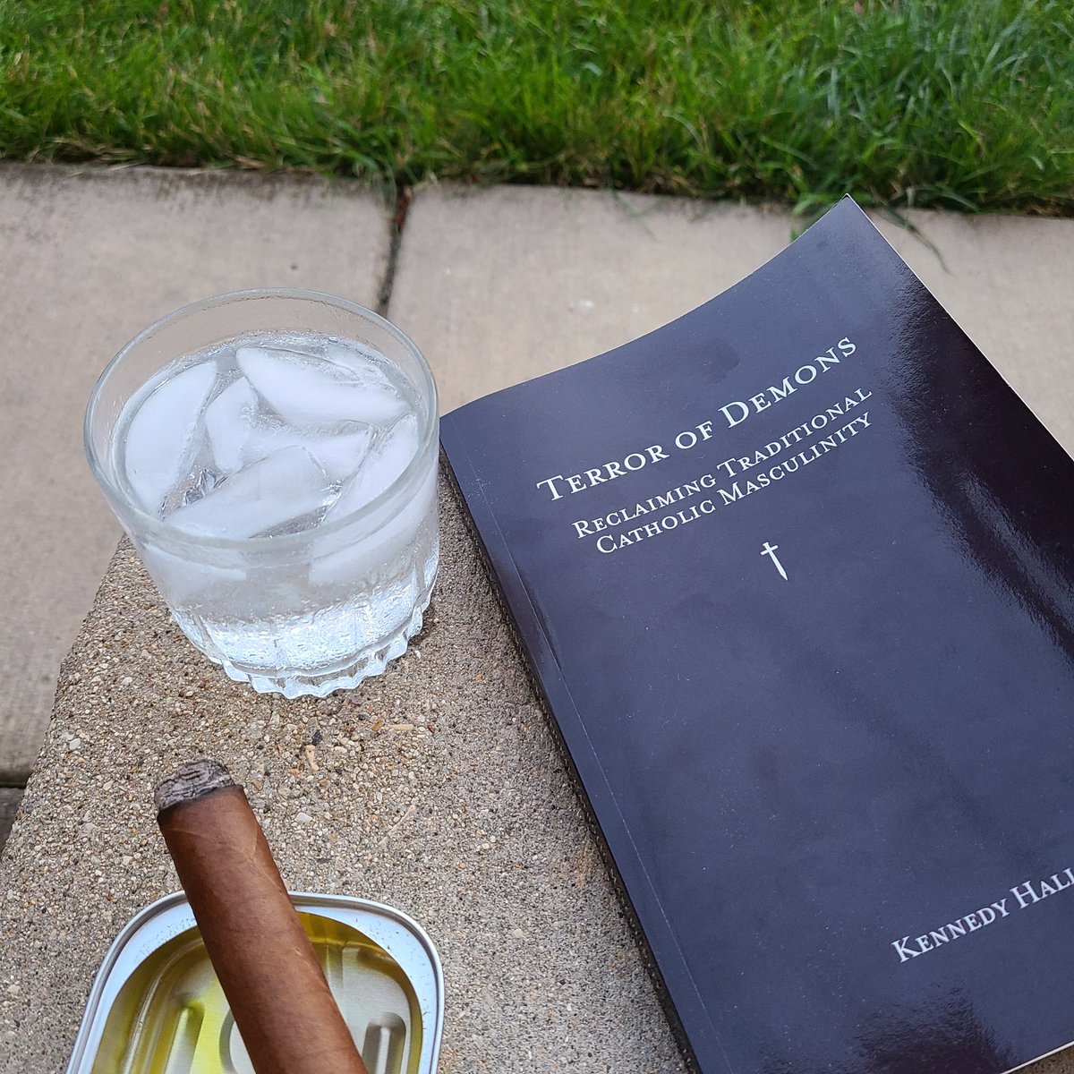 AJ_Mach's tweet photo. #mind #body and #soul via @TheKingDude Gin and Tonic and Camacho Yellow (Criollo) &amp; @kennedyhall's Terror of Demons. Perfect way to end a Friday https://t.co/2mJSDMkdbo