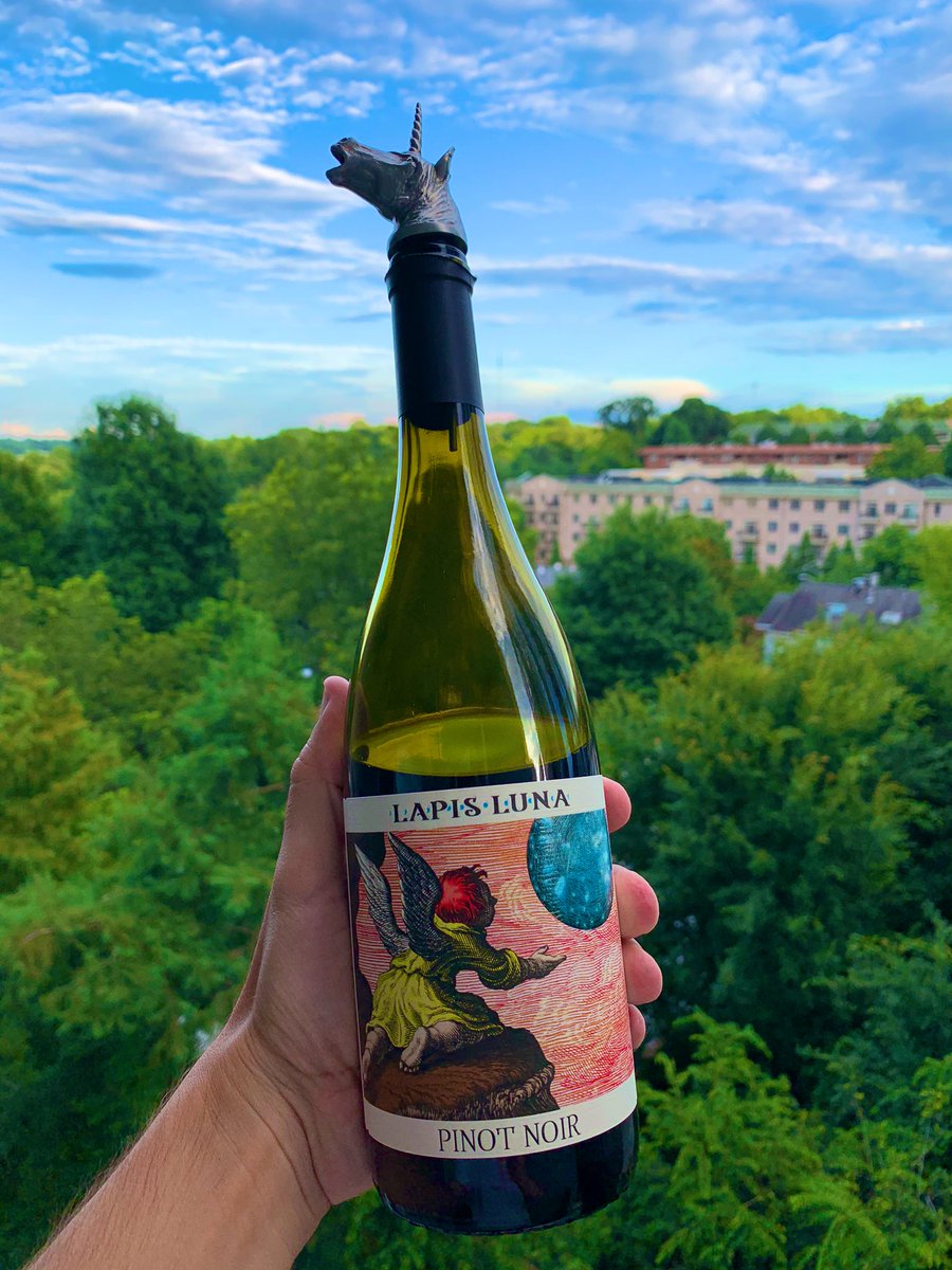 SashaEats's tweet photo. Happy Friday, #WineLovers 🦄🍷🍇 I’m drinking ‘bacon’ tonight 🍷🥓🍷 #SashaSips #WineLifeMatters #wine #PinotNoir #cheees #TGIF https://t.co/UsXNWaU7Ig