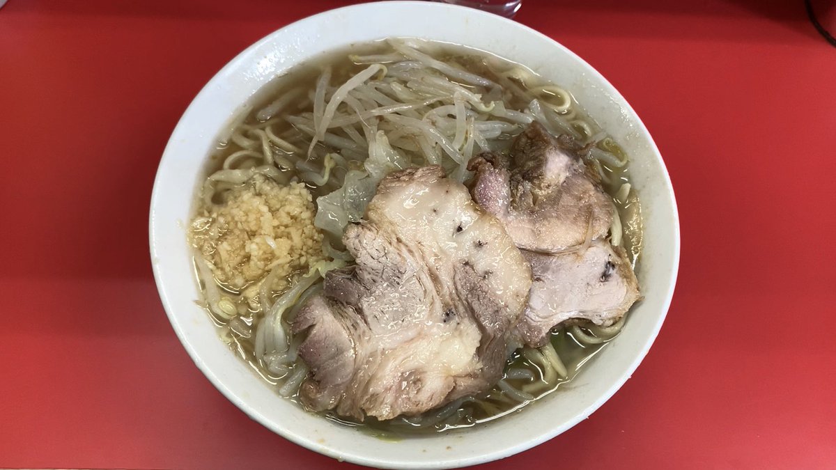 二郎4691 ラーメン二郎三田本店小ラーメン野菜少なめニンニクカラメ総帥オペ 土曜なのに空いてそうだったので急遽訪問安定の朝一非乳化スープがスッキリ超旨 昨晩野猿で美味かったごま油を味変で初めて投入 家系の鶏油のように相性抜群で最初から入れても