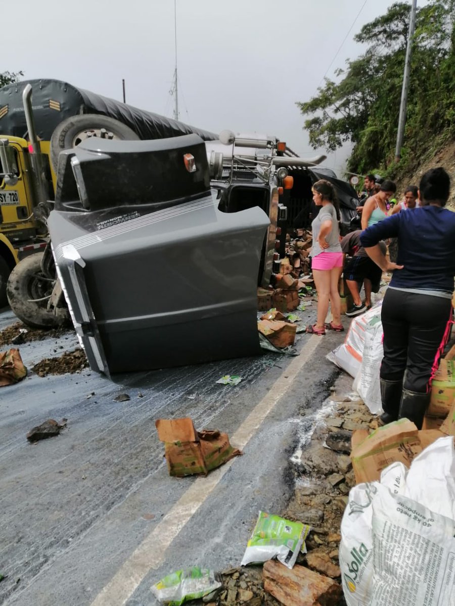 ColantaOficial's tweet photo. Más imágenes de lo sucedido. Aprovechándose del incidente del camión, más de 60 millones en producto fue sustraído. https://t.co/c06IU4nidF