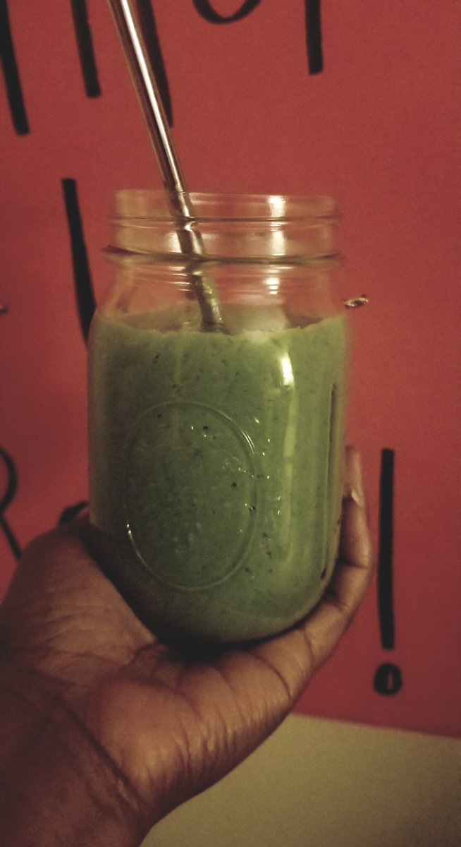 AndreaPetiferED's tweet photo. Today's post workout smoothie: kale, avocado, mango, lime, kiwi, pineapple, protein powder, and kombucha🥰 Surprisingly Yum! Can't believe I'm #teamkombucha🙆🏾‍♀️ I shopped @PerkinsOrchard💯🖤 #20dollarbag #Durham #BlackOwnedBusiness #ALMfit https://t.co/my9cyAYzg0