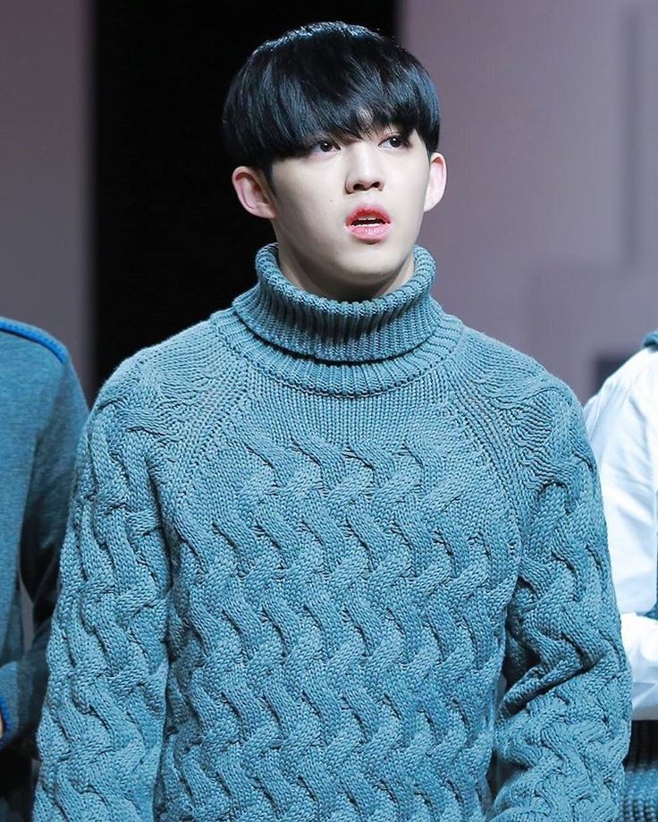 a thread of scoups on a turtle neck that could choke u;