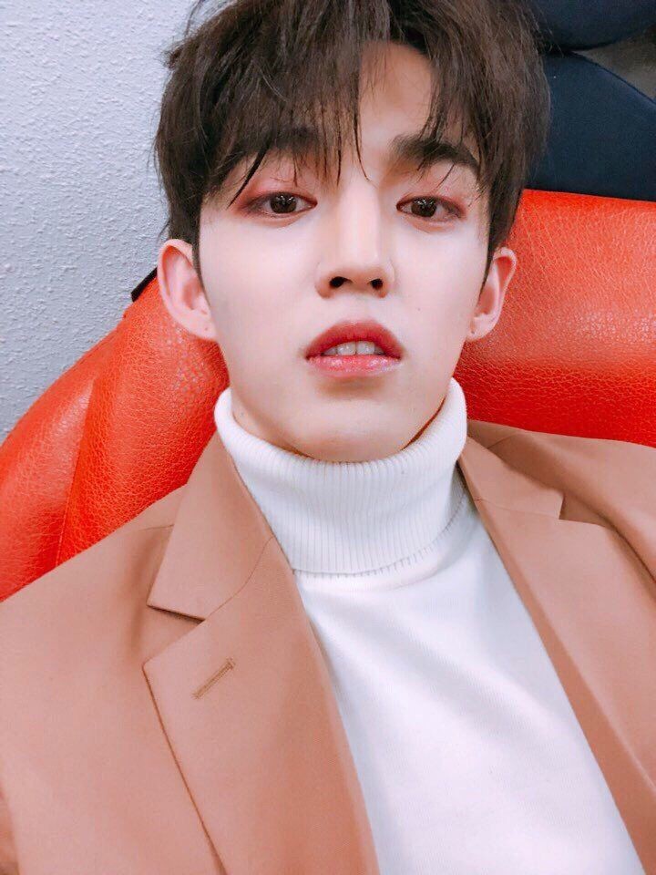 a thread of scoups on a turtle neck that could choke u;