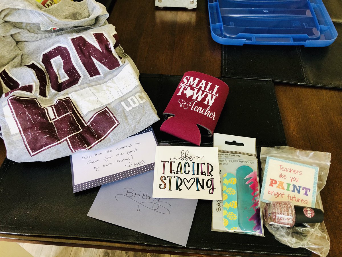 mrssmithgrade1's tweet photo. Thank you so much for my surprise welcome package from @BluebonnetLions and @belv1020! Y’all are the best and I can’t wait to get started! #unitedwebuild #firstgradeteacher https://t.co/47QLsJrjYp
