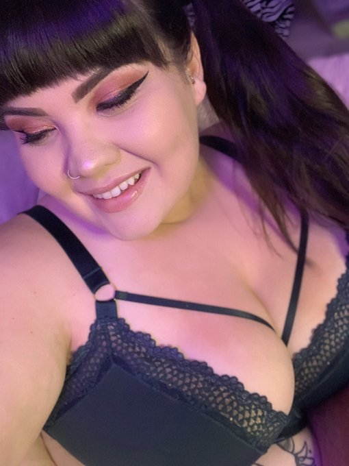 Come get me naked 😏 https://t.co/9yWAPZByMe https://t.co/7tc1duntyq
