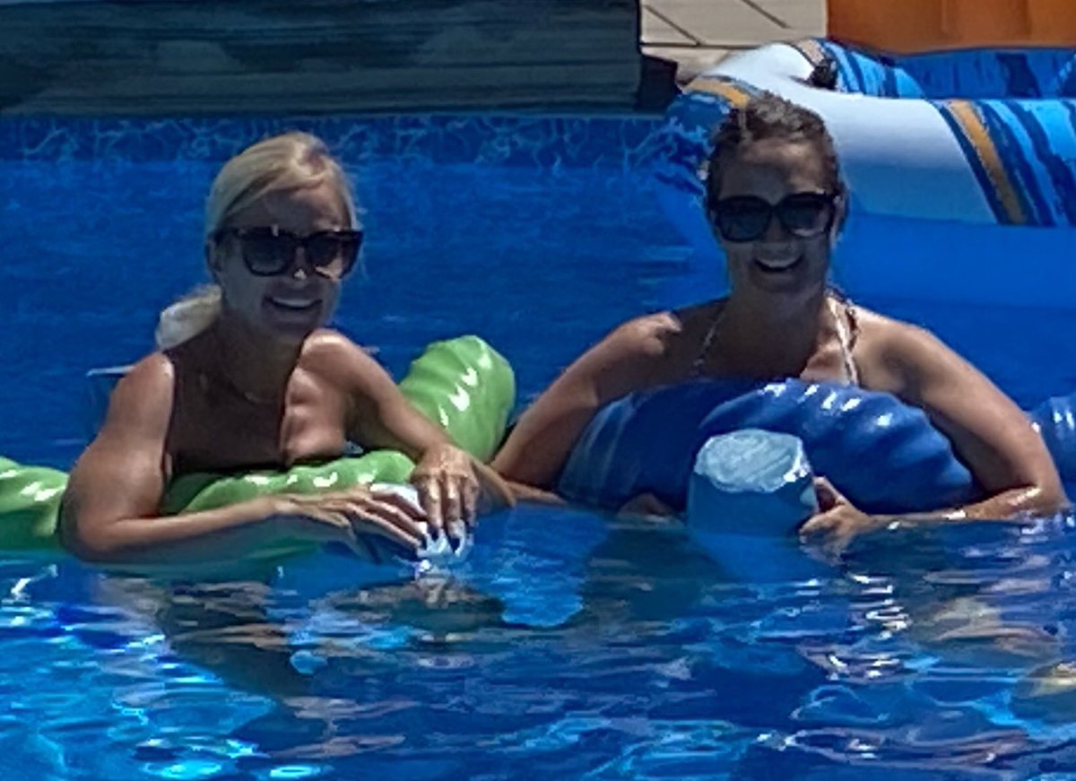 kerrybulau's tweet photo. Friendships are good for the soul #31yearsoffriendship #friendsforlife https://t.co/vdbuy4TJxx