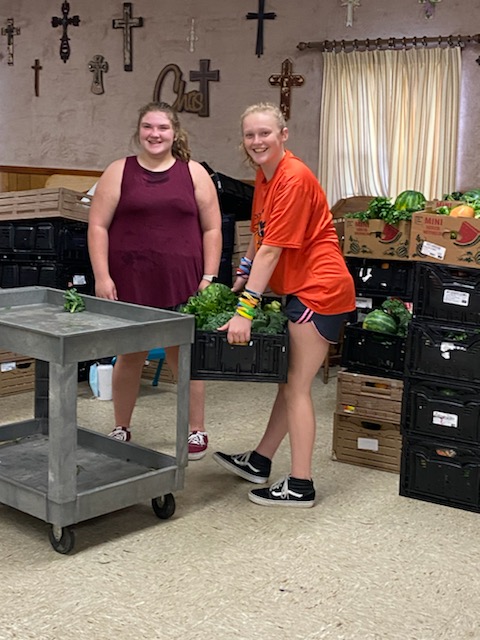 CoachAtchley12's tweet photo. Waldron Jr Lady Bulldogs basketball lending a helping hand at the FBC food pantry! #actionsreflectpriorities #uatw @LadyDogsBall @hannahfay5 https://t.co/Wxhhe13G1Y