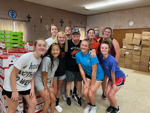 CoachAtchley12's tweet photo. Waldron Jr Lady Bulldogs basketball lending a helping hand at the FBC food pantry! #actionsreflectpriorities #uatw @LadyDogsBall @hannahfay5 https://t.co/Wxhhe13G1Y