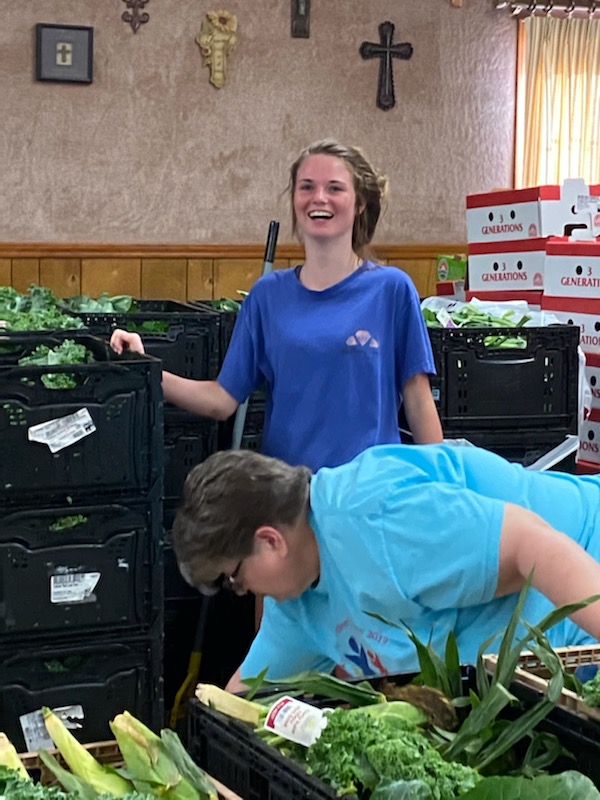 CoachAtchley12's tweet photo. Waldron Jr Lady Bulldogs basketball lending a helping hand at the FBC food pantry! #actionsreflectpriorities #uatw @LadyDogsBall @hannahfay5 https://t.co/Wxhhe13G1Y
