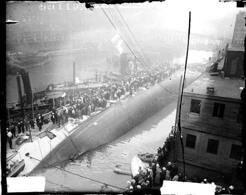 jasonfried's tweet image. 105 years ago today, the S.S. Eastland flipped over in the Chicago River and killed over 800 people including 22 entire families. worldhistoryproject.org/1915/7/24/ss-e…