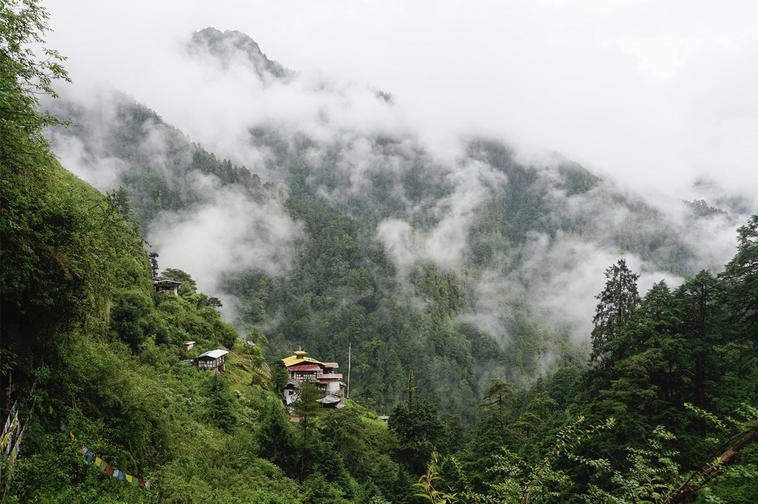 360bhutan's tweet photo. Chumphu Nye, a sacred seat of floating Dorji Phagmo (Vajravarahi) in Paro, Bhutan.

It is one of the most sacred monasteries to all Buddhists. View more photos and info on #Instagram by following #360bhutan https://t.co/CdwNycZ434