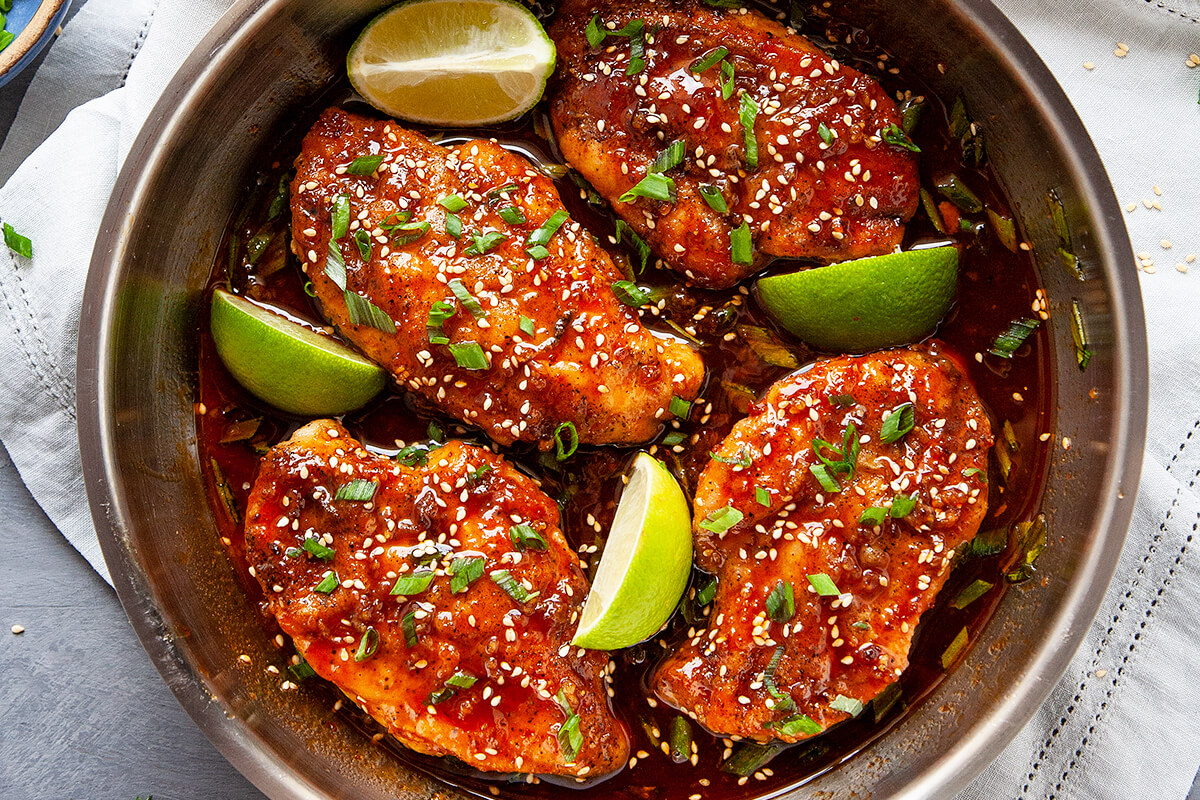 15-minute, Honey Sriracha Chicken Breasts! Juicy chicken breasts in the most epic honey sriracha sauce. This sauce is LIQUID GOLD! #foodporn #Foodie  #Food #nomnom #dinner #chicken #delish #TastyFood #yummy #yummyfood  #eats  #delicious #deliciousfood 
.
foodtasia.com/honey-sriracha…