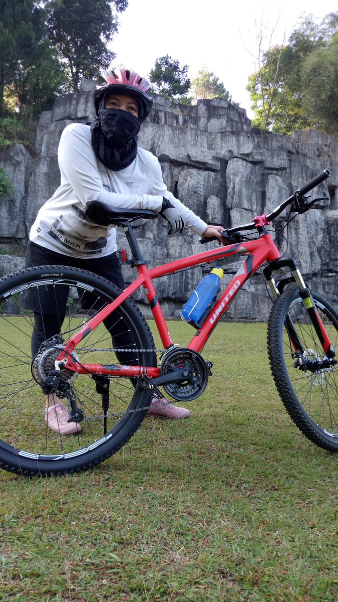 DesyElyca's tweet photo. Biasa rute lewat pake motor,  sekarang pake sepadah mantap jiwa cape nya 🙈😎 https://t.co/FScjeauhAQ