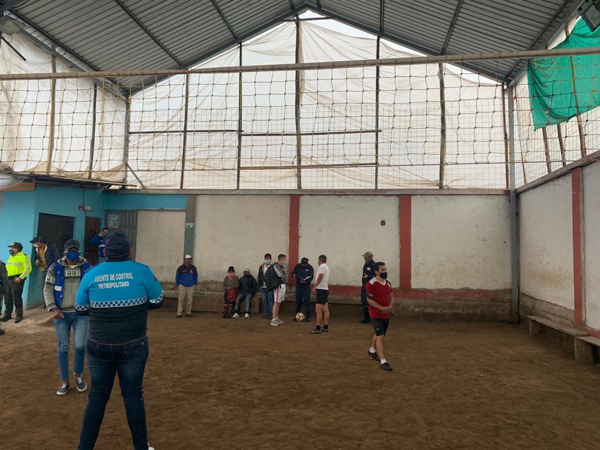 Cesar_DiazA's tweet photo. Ya habrá tiempo para hacer deporte. Hoy es tiempo de cuidarse, evitar aglomeraciones y respetar tu vida y la de los demás. Imágenes captadas en los operativos de esta tarde y noche en la capital. #QuitoContraElCovid19 https://t.co/SPz9EaC0ck