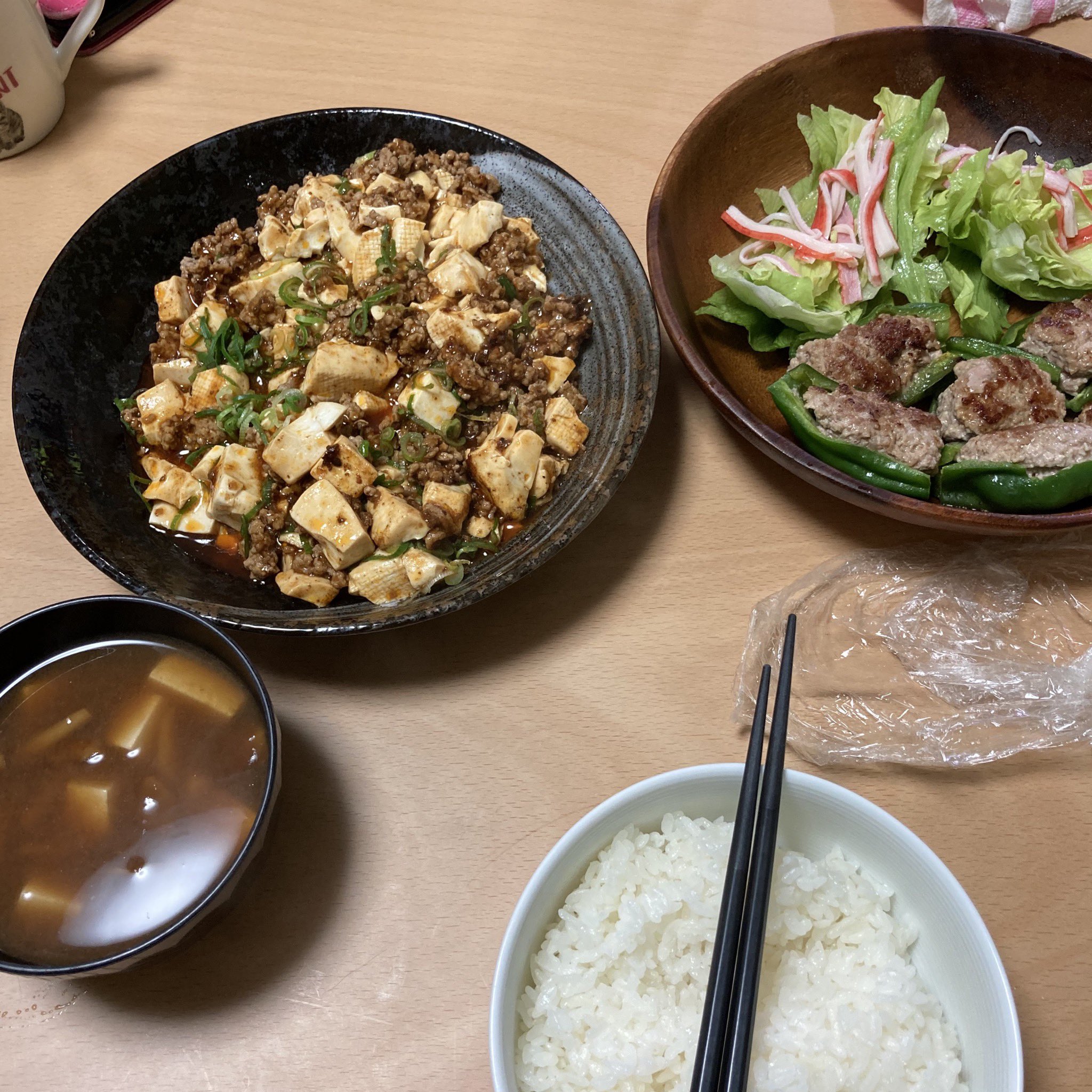 Nybo Tweet 昨晩の夕飯です 味噌汁 麻婆豆腐 ピーマンの肉詰め サラダは僕が作りました 嫁はお米を炊いてくれました 料理は男の仕事 男子ゴハン 妻は料理が出来ない T Co Btiak6pioi Twitter