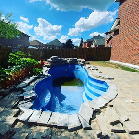 UncleJoeGTA's tweet photo. What are you doing UncleJoe? Weβre moving a pool. Day One site prep. #Pool #Poolside #FibreglassPool #Moving https://t.co/f4h6S0nLwo