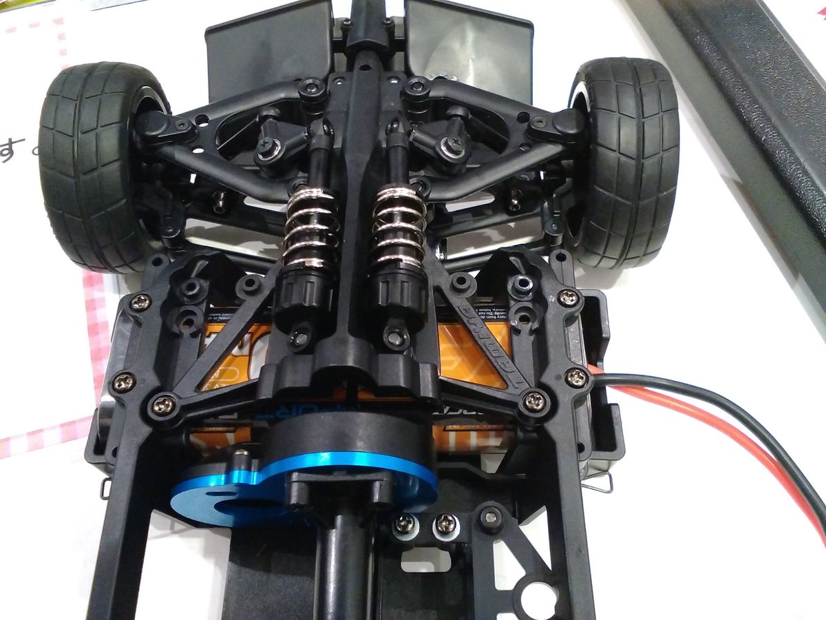 洛西モデル 名古屋店 Tc 01シャーシ ハードケースタイプのバッテリー 厚み25mm は搭載できませんでした ストレートパックタイプか 厚みが24mmのストレートパックバッテリーがのせられました T Co W1km5b2qab