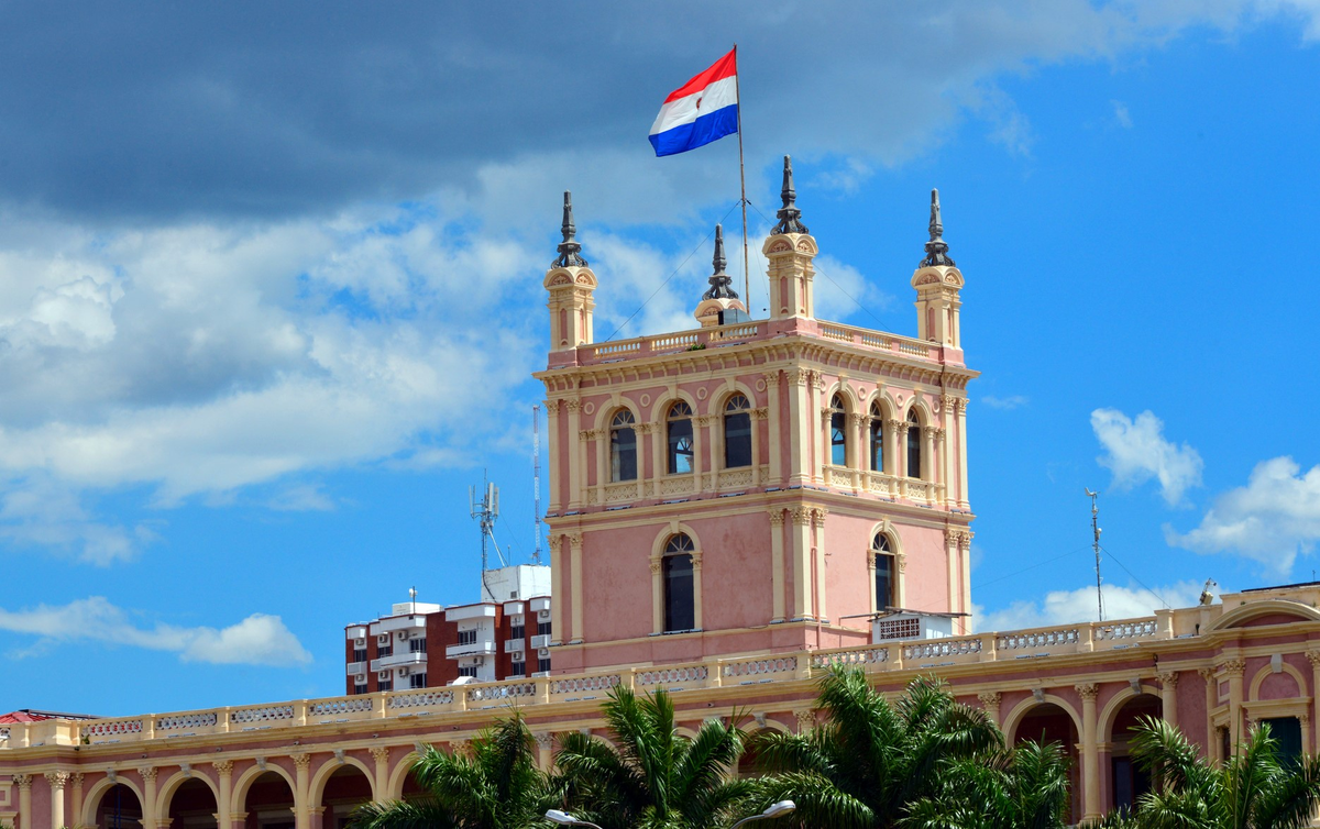 Palacio de los López, the seat of Paraguay's government, is sort of an oddball upon inspection. Lower levels are a kinda incoherent mishmash of Classical elements, then the tower is Gothic? Also, is this building white or pink?!