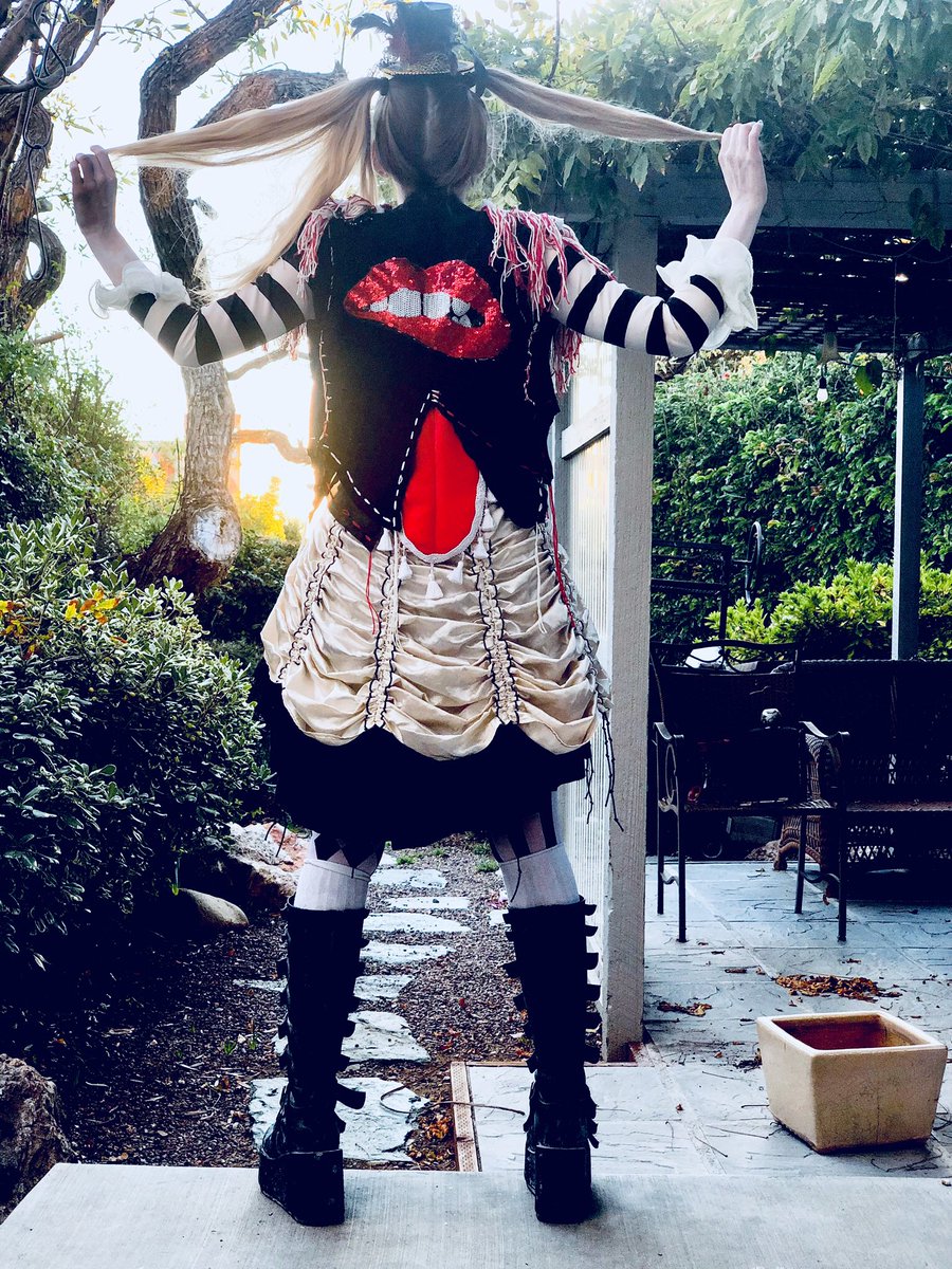 shellbeaking's tweet photo. Harlequin Scary Clown Halloween Costume - I made everything by hand. Did the hair and makeup myself. #handmadecostumes #cosplay #clowncostume #theatrebizzare #clownmakeup #costumedesign #kostumekult #customcostumes #horror #scaryclowns #halloween #bespoke https://t.co/L9HwAR2vYn