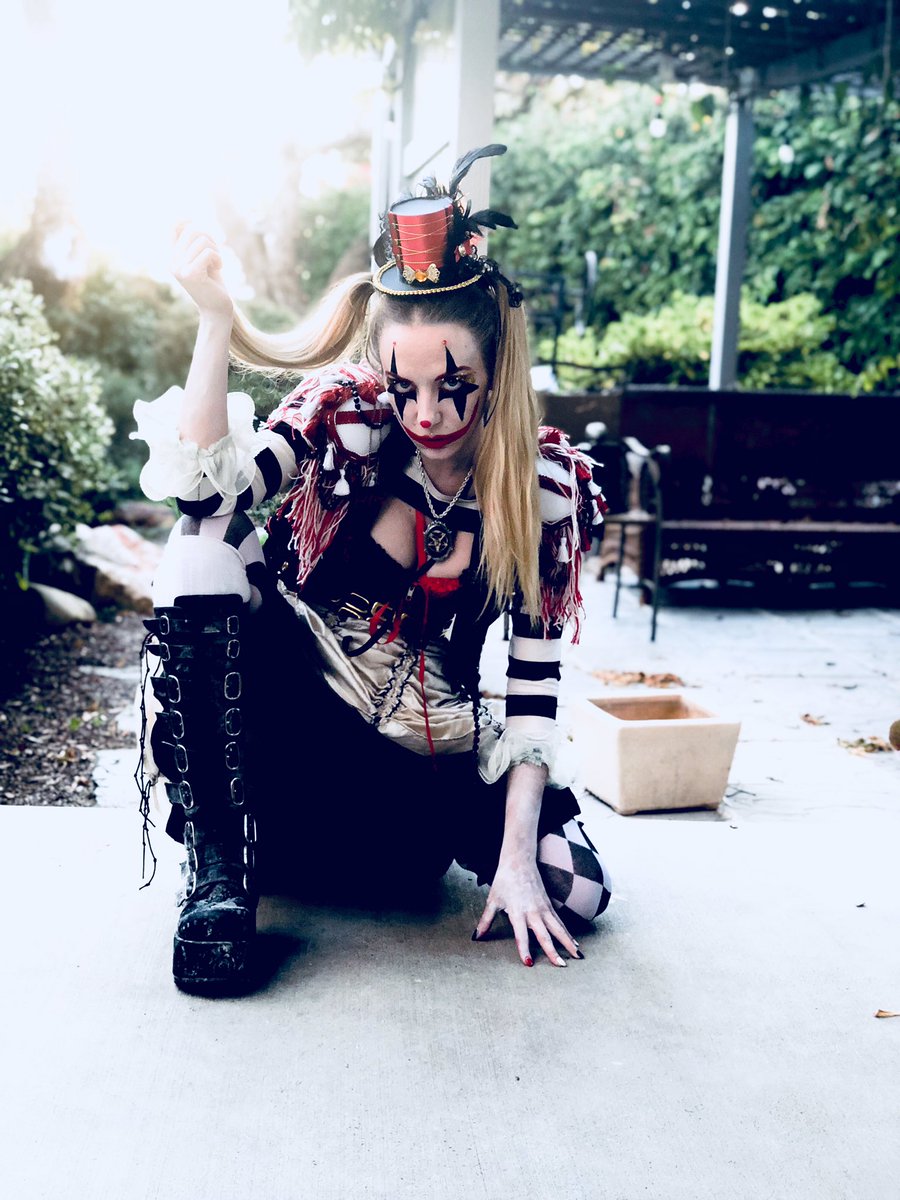 shellbeaking's tweet photo. Harlequin Scary Clown Halloween Costume - I made everything by hand. Did the hair and makeup myself. #handmadecostumes #cosplay #clowncostume #theatrebizzare #clownmakeup #costumedesign #kostumekult #customcostumes #horror #scaryclowns #halloween #bespoke https://t.co/L9HwAR2vYn