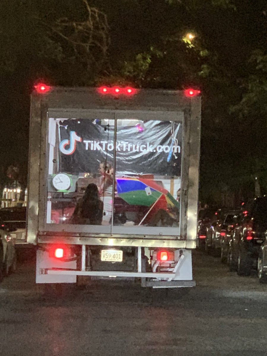 Shyla_Fierce's tweet photo. I just saw the @TikTokTruck on e21st &amp; 2nd ave super coool!!! https://t.co/Ltpj3uCz9v