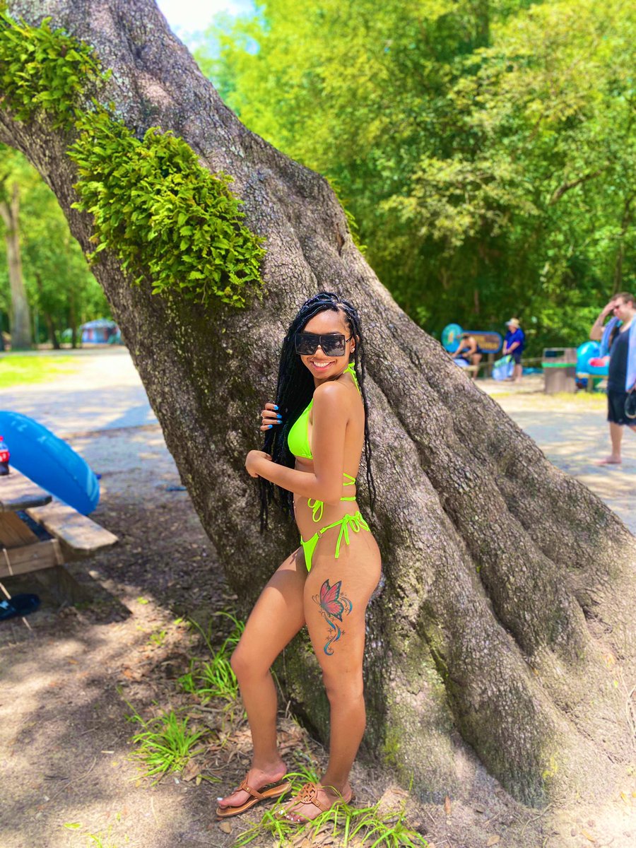 th3_prettiest's tweet photo. bum pon it 💚 https://t.co/IPwhTvl3cC