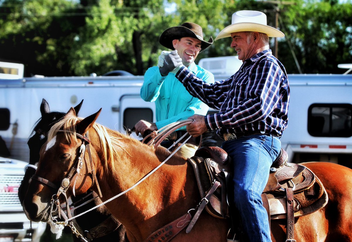 Congrats #DinoHunters on a great fossil season. Those bones ain’t gonna hunt themselves. Check out the finale tonight on ⁦<a href="/Discovery/">Discovery</a>⁩