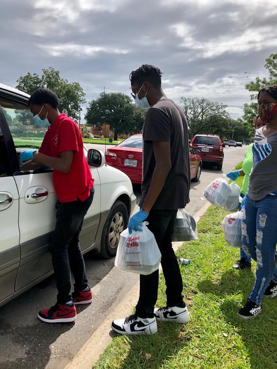 WCKitchen's tweet photo. 6,300 fresh meals from local restaurants distributed today in 1 hour at New Philippians in the Lower Ninth Ward of New Orleans. The cars go for blocks and blocks. Each family gets enough meals to get them through the next 4 days. Then we’re back on Tuesday! #ChefsForAmerica https://t.co/LN6D3LQ0jS