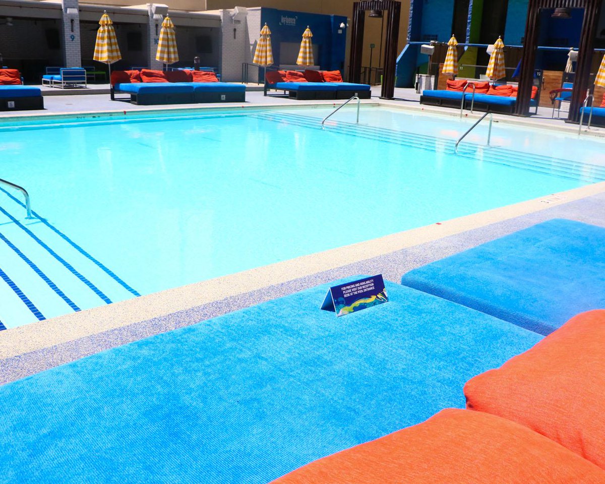 TheLINQ's tweet photo. We like sunny, #SocialDistancing weekends at #InfluencePool! Guarantee your spot poolside when you book a cabana or a daybed 👉👉 https://t.co/AutxUEFujz. 🙌☀️ @GovSisolak #maskupNV https://t.co/H4qbHnTYBF