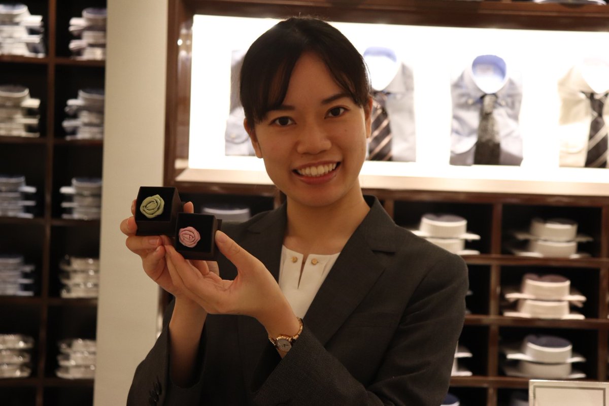 ট ইট র 日本橋三越本店 Mitsukoshi 夏のシャツスタイル ネクタイの代わりに Tibitie チビタイ のピンバッチを着けてみてはいかがですか 襟元を華やかに演出してくれます 女性の帽子やバックに取り入れても素敵ですね 本館2階 ネクタイ 日本橋三越