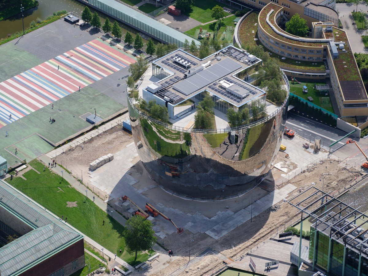 boijmans's tweet photo. Een gebouw ergens tussen science en fiction. Het tart de wetten van de natuur en architectuur. Het is de triomf van de fantasie, van het geloof in wat kan zijn.

Tekst: Ernest van der Kwast.
Foto: Ossip van Duivenbode. https://t.co/kHqpfouKDV