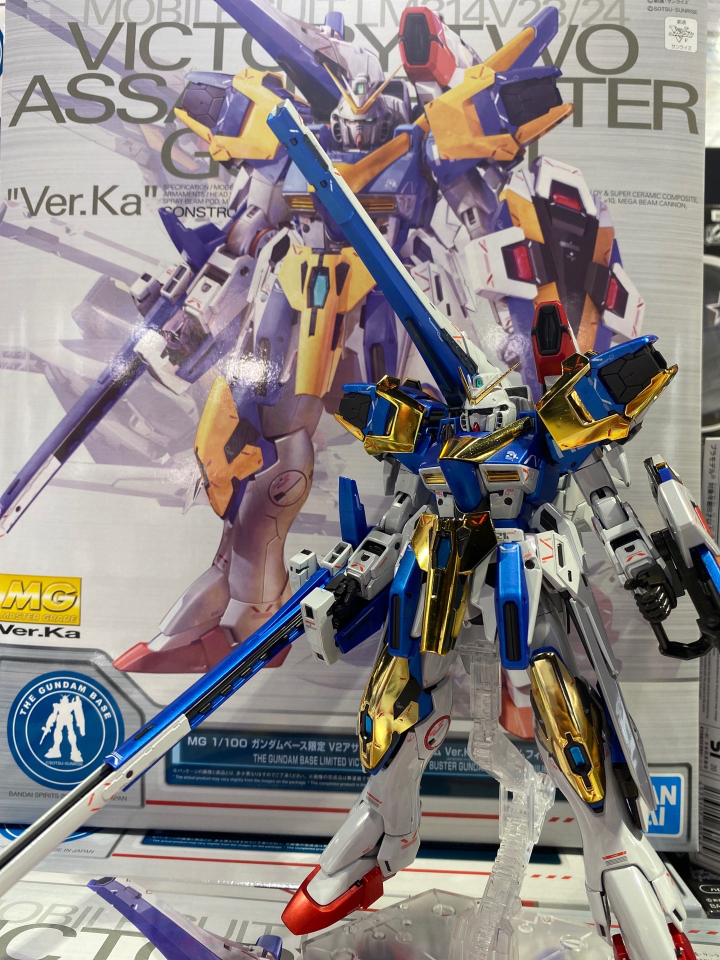 The Gundam Base おすすめガンプラ 本日ご紹介するガンプラはこちら Mg 1 100 ガンダムベース限定 V2アサルトバスターガンダムver Ka チタニウムフィニッシュ 連休のお供にピッタリの作りごたえ 更に今ならプレミアムバンダイホビー