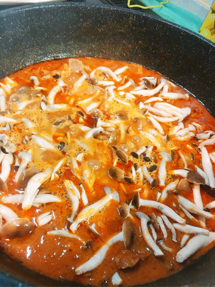 yatt0618's tweet photo. こういう蒸し暑い日にカレーを仕込むと、玉ねぎの脱水を進めると共に俺の脱水も進む

#水分補給だいじ https://t.co/gR88u5Bk6y